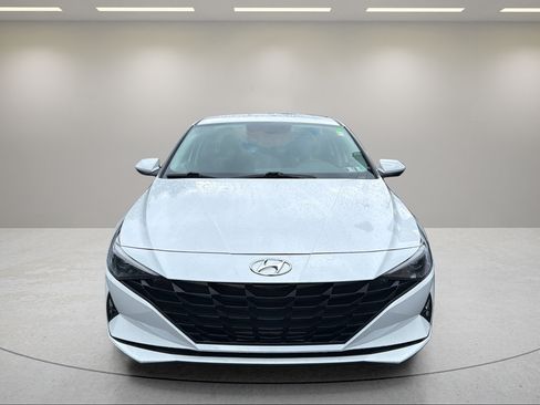 Used 2021 Hyundai Elantra SE FWD image 2