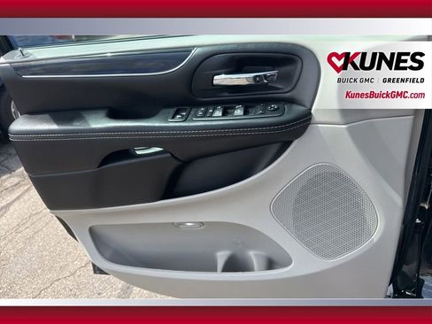 Used 2017 Dodge Grand Caravan SXT FWD image 17