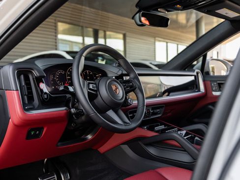 New 2026 Porsche Cayenne S image 4