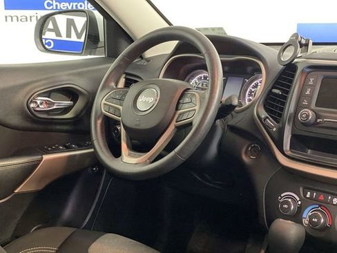 Used 2018 Jeep Cherokee Latitude FWD image 10