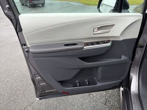 Used 2021 Toyota Sienna LE image 11