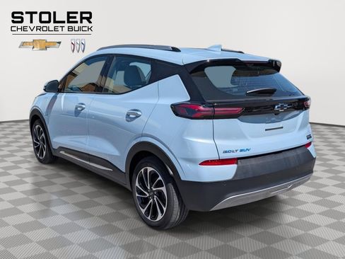 Used 2023 Chevrolet Bolt EUV Premier w/ Sun & Sound Package FWD image 3