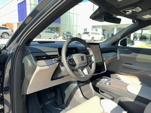 Used 2025 Volvo EX90 Plus w/ Protection Package Premier image 10
