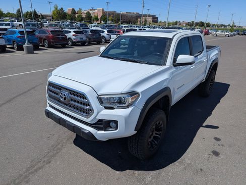 Used 2017 Toyota Tacoma TRD Off-Road w/ Premium & Technology Package AWD/4WD image 8