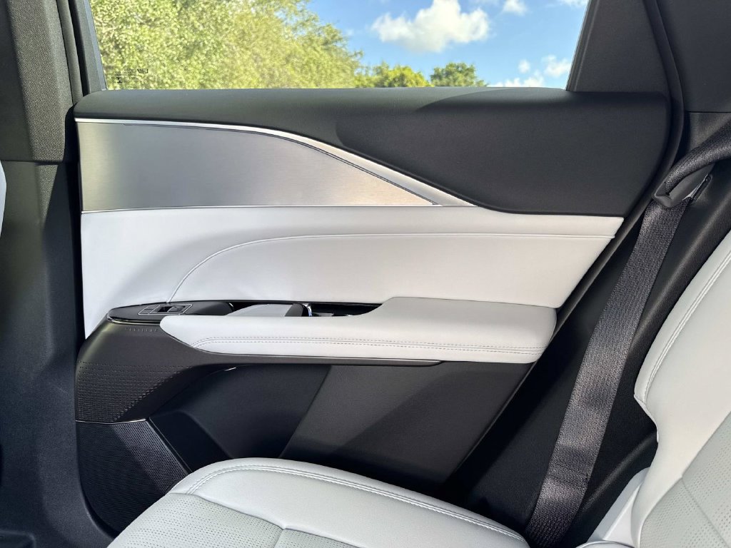 New 2027 Cadillac Lyriq Sport w/ LPO, Floor Liner Package AWD/4WD image 15
