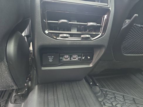 Used 2024 Jeep Grand Cherokee Limited w/ Luxury Tech Group II image 14