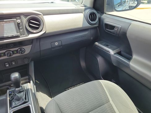 Used 2018 Toyota Tacoma SR5 RWD image 17