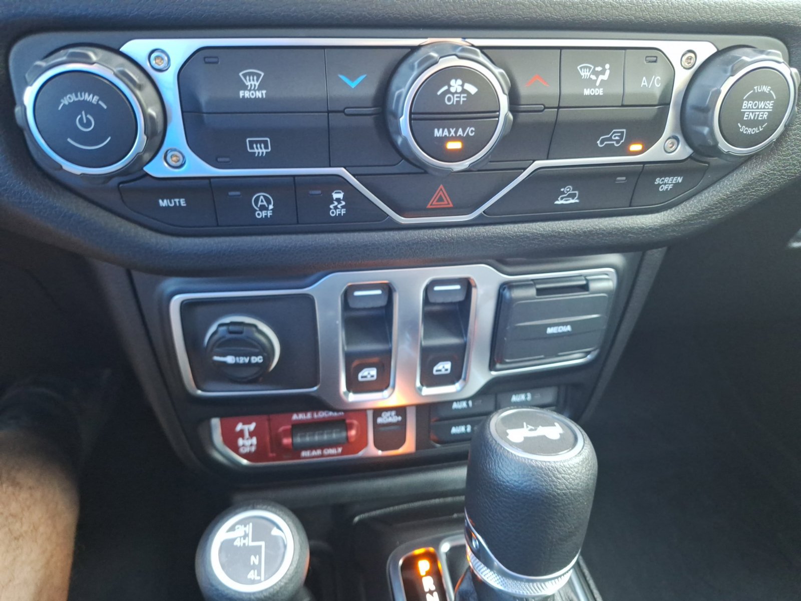 Used 2025 Jeep Wrangler Sport AWD/4WD image 26