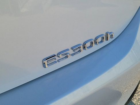 Used 2023 Lexus ES 300h w/ Luxury Package image 12