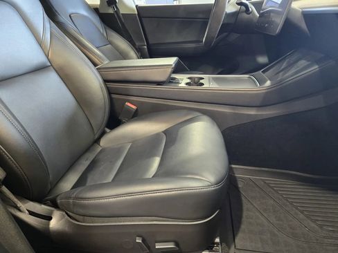 Used 2022 Tesla Model Y Long Range image 7