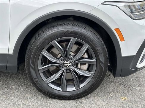 Certified 2022 Volkswagen Tiguan SE image 11
