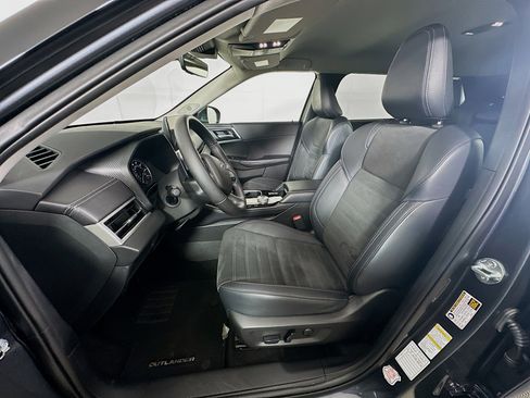 Used 2025 Mitsubishi Outlander SE image 13