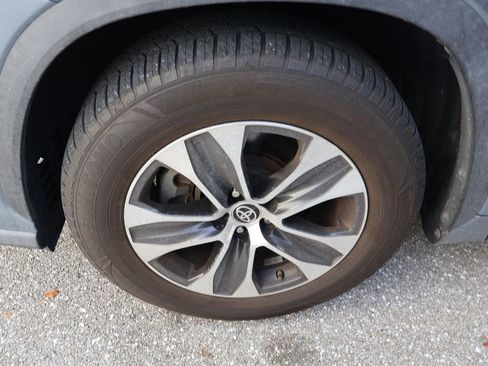 Used 2021 Toyota Highlander XLE image 4