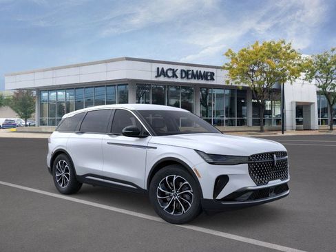 Used 2026 Lincoln Nautilus Premier image 7