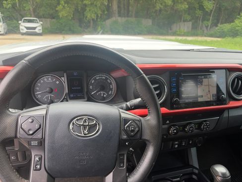 Used 2019 Toyota Tacoma TRD Sport AWD/4WD image 12
