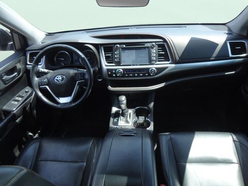 Used 2017 Toyota Highlander XLE image 11