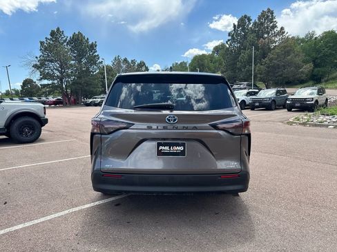 Used 2023 Toyota Sienna LE AWD/4WD image 4