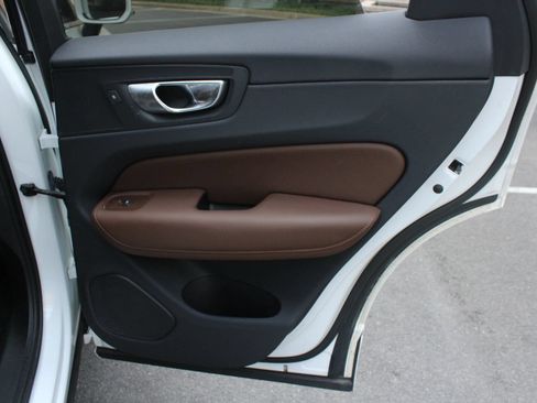 Used 2019 Volvo XC60 T5 Momentum w/ Multimedia Package AWD/4WD image 25