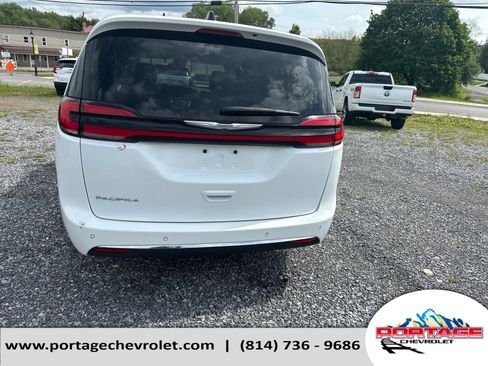 Used 2023 Chrysler Pacifica Touring-L FWD image 4
