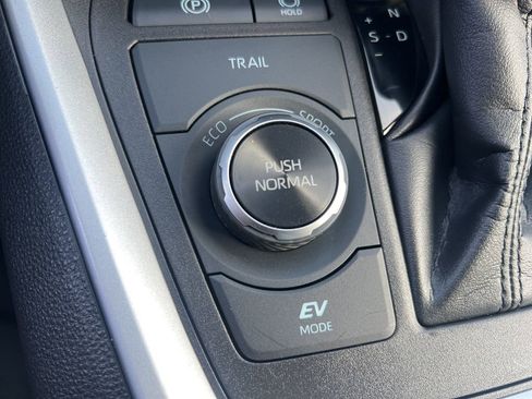 Used 2022 Toyota RAV4 XLE image 59