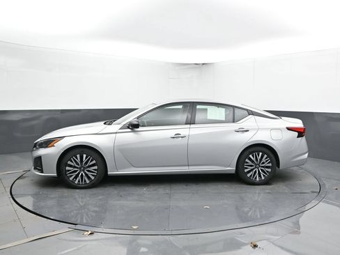 Used 2024 Nissan Altima 2.5 SV FWD image 7