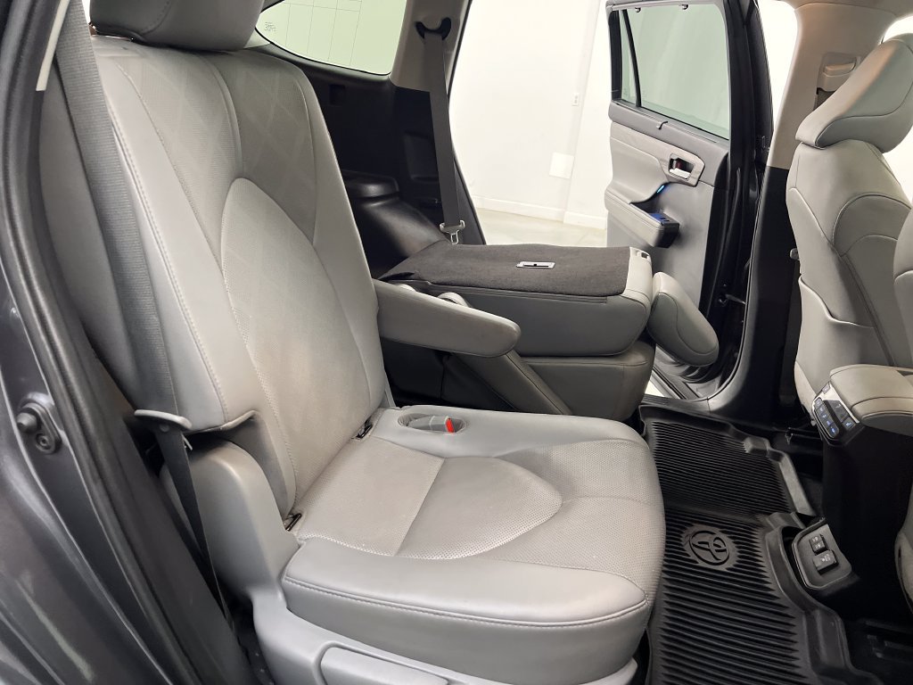 Used 2020 Toyota Highlander Platinum FWD image 27