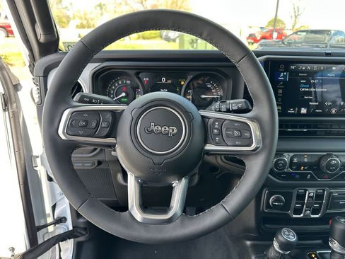 Used 2025 Jeep Wrangler Unlimited Sahara image 12