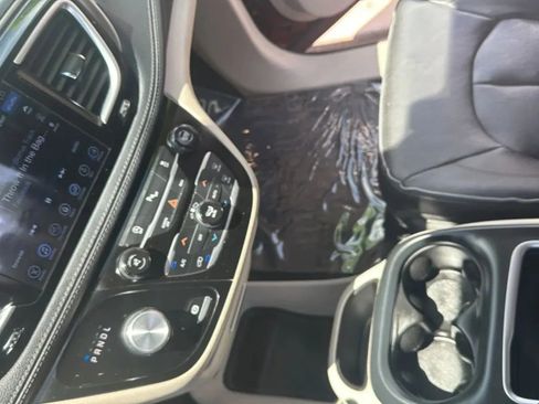 Used 2017 Chrysler Pacifica Limited FWD image 14