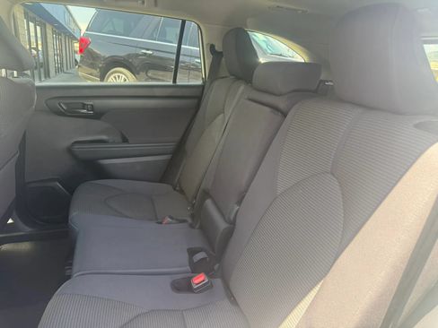 Used 2025 Toyota Highlander LE FWD image 19