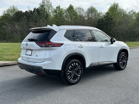 Certified 2025 Nissan Rogue SL w/ Tech Package FWD image 9