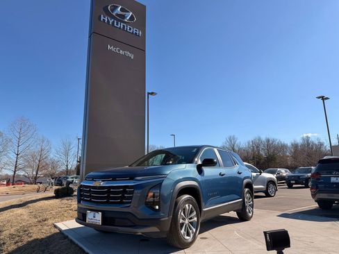 Used 2025 Chevrolet Equinox LT w/ Safety and Technology Package image 1