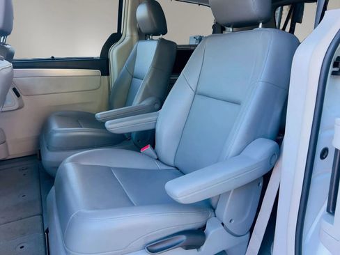 Used 2014 Volkswagen Routan SE FWD image 16