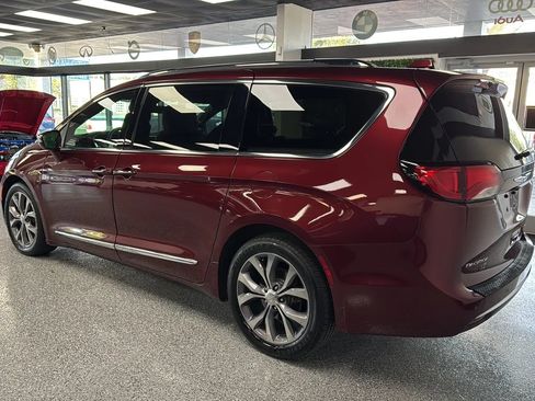 Used 2019 Chrysler Pacifica Limited FWD image 3