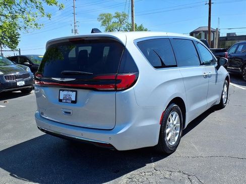 Used 2023 Chrysler Pacifica Touring-L FWD image 33