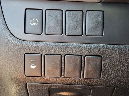 Used 2018 Toyota Highlander LE w/ Protection Package #3 AWD/4WD image 24