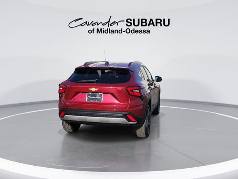 Used 2025 Chevrolet Trax LT FWD image 8