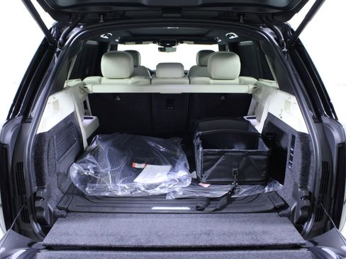 New 2026 Land Rover Range Rover Long Wheelbase SE image 9