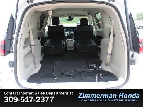 Used 2023 Chrysler Pacifica Touring-L FWD image 7