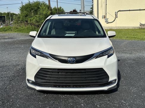 Used 2021 Toyota Sienna XLE w/ XLE Plus Package FWD image 3
