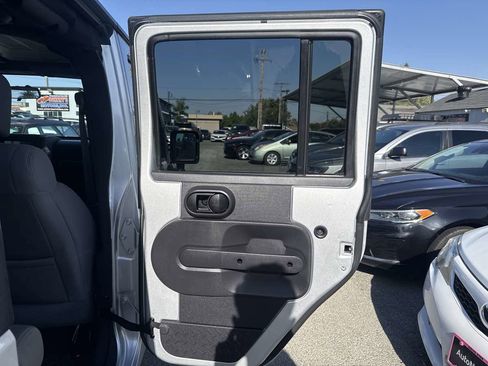 Used 2010 Jeep Wrangler Unlimited Sahara AWD/4WD image 21