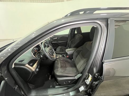 Used 2016 Jeep Cherokee Latitude FWD image 17