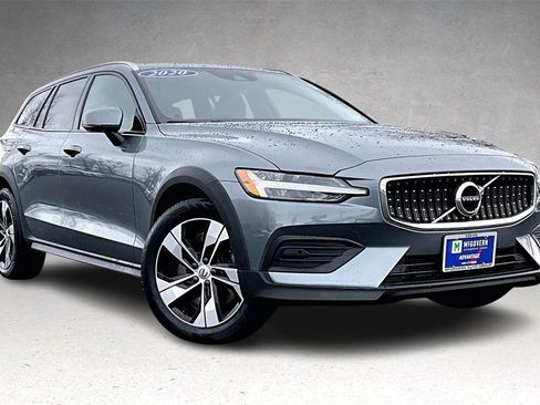 Used 2020 Volvo V60 T5 Cross Country image 3