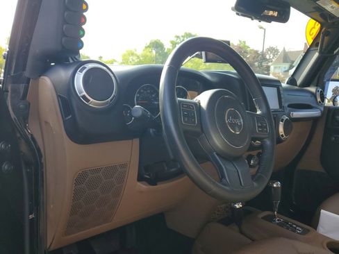 Used 2013 Jeep Wrangler Unlimited Sahara w/ Connectivity Group AWD/4WD image 13