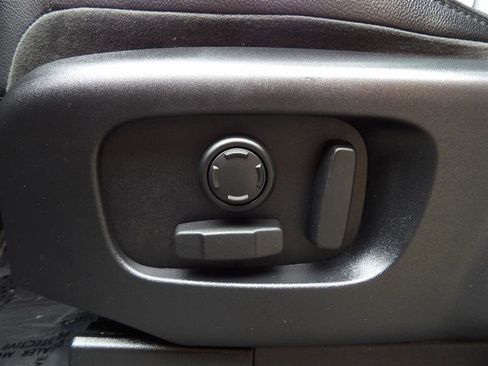 Used 2017 Land Rover Discovery SE image 32