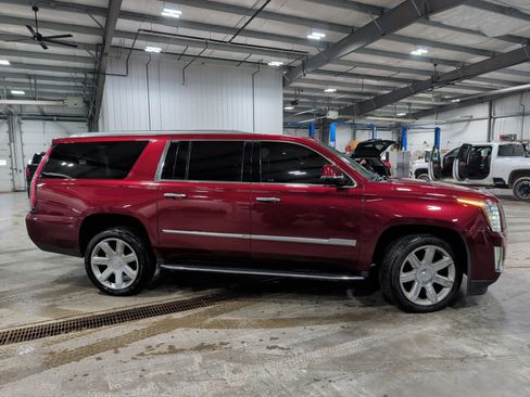 Used 2020 Cadillac Escalade ESV Luxury image 2