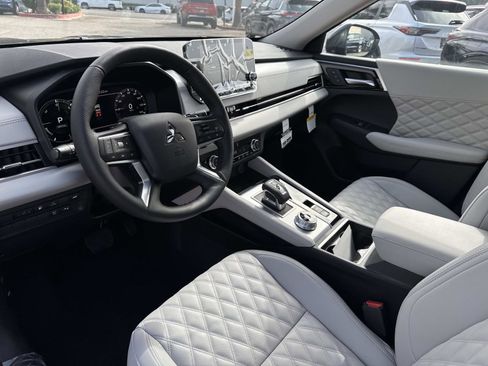 New 2025 Mitsubishi Outlander SEL image 16