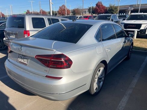 Used 2018 Volkswagen Passat 2.0T SE image 3