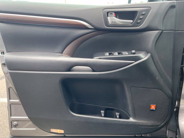 Used 2016 Toyota Highlander Limited Platinum AWD/4WD image 9
