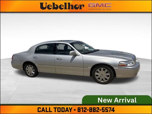 Used 2004 Lincoln Town Car Ultimate RWD image 2
