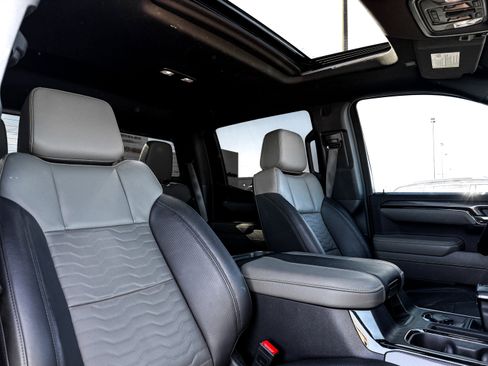 Used 2025 Chevrolet Silverado 1500 ZR2 w/ Technology Package image 9